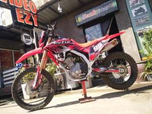 สติ๊กเกอร์ CRF 250L เปรียบเทียบ CRF 450L สติ๊กเกอร์สีสด สวยคม ที่มีความร้อน เคลือบใสกันสูง ซึ่งบริการรับรองเทียบกัน สามารถปรับไปร่วมกันได้