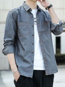 เสื้อเชิ้ตผู้ชายคอแหลมแขนยาวทรงหลวมสีพื้นสไตล์ลำลองฤดูใบไม้ร่วงใหม่ เสื้อโค้ทผ้าเดนิมผสมคอตตอนแท้สำหรับเยาวชน