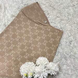 ฮิญาบสวมสำเร็จรุ่นผ้าอัดลายในตัว ขนาดไซส์ M ( ลายที่ 1 )