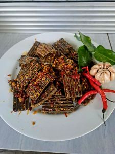 Kerupuk Jengkol atau Asbes Bantat kurang lebih 500gr pedas daun jeruk Cikruh enak gurih