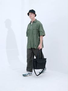 BAGB061 กระเป๋าทรง Toteกระเป๋าผ้าใบดีไซน์เรียบง่ายแต่แฝงความเก๋ไก๋ สไตล์มินิมอล เนื้อผ้าไนลอนกันน้ํา