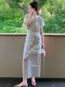 YUFUQING | ชุดเสื้อแขนสั้นคอตั้งสีขาวสไตล์ฝรั่งเศสสำหรับผู้หญิงในช่วงฤดูร้อน ชุดกระโปรงสั้นผ้าตาข่ายแบบใหม่ ชุดสองชิ้น