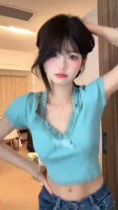 Jenny🩵พร้อมส่ง🤍เสื้อยืดลูกไม้สีขาว คอวี คล้องคอ เสื้อครอปแขนสั้นคอลูกไม้ติดโบว์ ใส่ได้ทุกวัน เซ็กซี่ ลำลอง สำหรับผู้หญิง