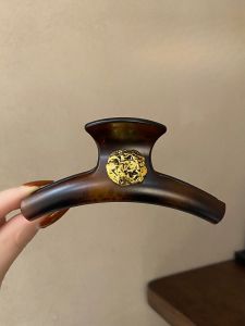 กิ๊บติดผมรูปฉลามสีทองหรูหราสำหรับผู้หญิง 2024 ใหม่ กิ๊บติดผมแบบมีหูสำหรับจับผมด้านหลังศีรษะ อุปกรณ์ตกแต่งผมแบบทันสมัย