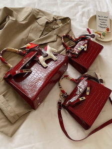 กระเป๋าสะพายข้างผู้หญิงแบบสะพายข้างสีแดงขนาดใหญ่ ทรงหัวใจ ด้านนอกเป็นหนัง PU ด้านในเป็นวัสดุเทียมหนัง สไตล์ยุโรปและอเมริกัน