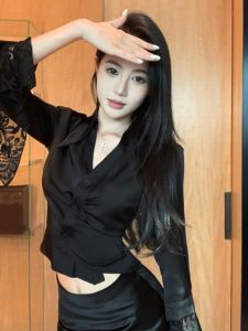 GUZILIAN | เสื้อเชิ้ตผ้าซาตินสีดำสำหรับผู้หญิง ทรงเข้ารูป แขนกระดิ่ง ขอบลูกไม้ เสื้อผ้าทำงานสไตล์เกาหลี ฤดูใบไม้ผลิและฤดูใบไม้ร่วง