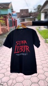 Baju Kaos Suka Libur | T-Shirt Distro Dewasa Parodi Siksa Kubur Cotton Combed Nyaman Terlaris