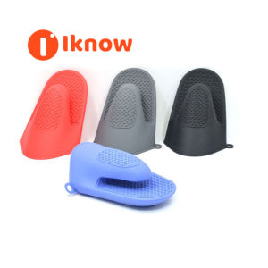 I know 2pcs Anti scalding thickened silicone hand clip kitchen silicone insulated gloves household oven baking tool