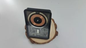 Bracket power bank with 5000mAh capacity featuring 15W wireless fast charging and 20W wired flash charging. The bracket design frees your hands making it convenient for watching dramas while charging which is portable and practical.