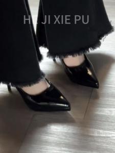 เรียบหรู รองเท้าเดี่ยวหัวแหลมสําหรับผู้หญิงในสิทธิบัตรระดับพรีเมียม หนัง พร้อมรองเท้าส้นสูงแพลตฟอร์มกันน้ํา ทันสมัย และ มีสไตล์