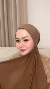 Hijab Instan Meleyot Plus Premium Warna Chestnut dengan Motif Bordir Glitter