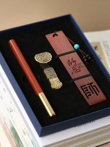 Đèn Đọc Sách Gỗ Đỏ Hộp Quà Tặng Cao Cấp Thanh Lịch Ký Tự Bút Chì Chữ U Đính Kèm Chữ Ký Cho Giáo Viên Ngày Nhà Giáo Quốc Gia