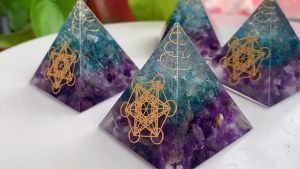 【Popular choice】 Orgonite Seven Chakra Energy Pyramid Aura Divination Supplies Yoga Meditation Ornaments Resin Craft Ornaments Bring Lucky Stone