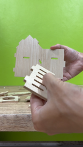 บ้านไม้แฮมสเตอร์ 2 ชั้น ดีไซน์พรีเมียม – ไม้ธรรมชาติ ปลอดภัย ระบายอากาศดี ขนาด 14x17x15 CM