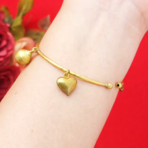 กำไลทองเหลืองโบราณลายเกลี้ยงคั่นตุ้มห้อยจี้หัวใจ โลมา หมี สลับกระพรวน ฟรีไซส์ ปรับขนาดได้ตามต้องการ พร้อมส่ง