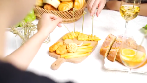 100Pcs Disposable Bamboo Fruit Fork Bamboo Tie Knotted Skewers Fruit Stick Cocktail Food Fruit Picks Desserts Decoration