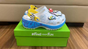 Giày Crocs chính hãng chống mùi hôi chân mềm mại linh hoạt bền bỉ làm từ nhựa xốp thích hợp sử dụng khi trời mưa tiếp xúc với nước và đi biển dép Xì Trum Smurfs Platform Clog dành cho nữ và các bé gái lớn tuổi