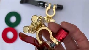 ขั้วแบตปลดไว ขั้วแบตเตอรี่รถยนต์ ขั้วแบตเตอรี่ ปลดเร็ว ติดตั้งง่าย มีฉนวนป้องกันไฟรัดวงจร เหมาะสำหรับรถยนต์ทุกประเภท นำไฟดี 1คู่