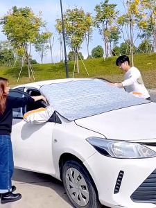 หนาพิเศษ ที่บังแดดรถยนต์ ใช้งานง่าย กันแดดกันน้ำกันแดด100%UV ผ้าคลุมรถ ผ้าคลุมหน้ารถ ม่านบังแดดรถยนต์ ผ้าบังแดดหน้ารถ บังแดดหน้ารถ ผ้าคลุมกระจกหน้ารถ