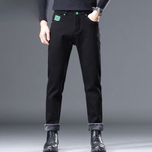 HENGYUANXIANG | กางเกงยีนส์ทรงเข้ารูปเอวสูงบุขนแกะหนาสำหรับผู้ชาย สไตล์ลำลอง กางเกงขายาว กางเกงยีนส์ทรงตรง ฤดูหนาว 2025 ของ Hengyuanxiang