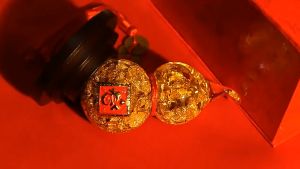 น้ำเต้า ทองเปลว ตั้งจุกทอง สายห้อย5เหรียญ พร้อมฐานแก้วและกล่องผ้า ขนาด:16x7.5x9cm