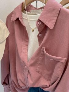 สีชมพู ผ้าลูกฟูก เสื้อเชิ้ตแขนยาว ผู้หญิง สไตล์ลำลอง มี กระเป๋าเสื้อ พรางหุ่น แจ๊กเก็ต ฤดูใบไม้ร่วง เทรนด์แฟชั่นเดินทางเวอร์ชั่นเกาหลี