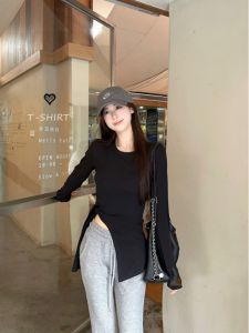 เสื้อยืดแขนยาวทรงสลิมฟิตสำหรับผู้หญิงในช่วงต้นฤดูใบไม้ร่วงปี 2024 ทรงเข้ารูปดีไซน์เก๋ไก๋ กระโปรงสั้นแบบไม่สมมาตร เสื้อชั้นใน