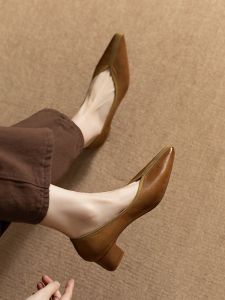 รองเท้าส้นสูงหัวแหลมสไตล์วินเทจสำหรับผู้หญิง พื้นหนังแท้ รองเท้าส้นกลางแบบสวมสบาย ทรง V สำหรับผู้หญิง