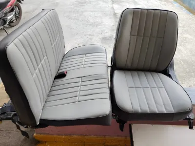 Cover Jok Mobil Kombinasi Abu-abu Muda Dan Abu-abu Tua dengan Jahitan Vertikal untuk Mobil Klasik