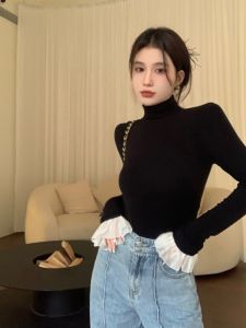 เสื้อยืดคอกลมแขนยาวสีดำสไตล์ฝรั่งเศสสำหรับผู้หญิง เสื้อเชิ้ตทรงเข้ารูปแขนกระดิ่ง แฟชั่นฤดูใบไม้ร่วง/ฤดูหนาว เสื้อชั้นใน