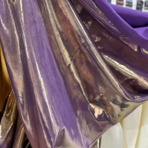 ผ้าสแปนเด็กซ์เมทัลลิกสีแดงกุหลาบ - ผ้าไหมสีทองและสีเงินเงางาม เหมาะสำหรับชุดเดรส กางเกงเลกกิ้ง และวัสดุสำหรับงานออกแบบ