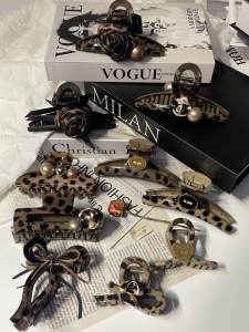 Kẹp Tóc Hoa Ngọc Trai Lớn Phong Cách Retro Hoa Hồng Da Báo Đa Năng Cho Phụ Nữ Phụ Kiện Tóc Thời Trang Mới Kẹp Đuôi Cá