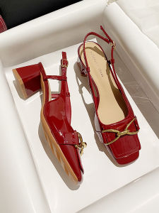 รองเท้าแตะส้นสูงหนังทาสีสีแดง หัวเหลี่ยม สายรัดข้างเดียว สำหรับผู้หญิง ใส่กลางแจ้ง ฤดูร้อน 2025 รองเท้าแตะแฟชั่นใหม่