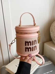 กระเป๋าถือทรงถังผู้หญิงสไตล์เกาหลี 2025 กระเป๋าสะพายข้างทรงกลมดีไซน์เรียบง่าย กระเป๋าถือแบบพกพาสำหรับเดินทาง กระเป๋า PU ขนาดกลาง