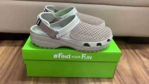 Giày sục crocs chuẩn xịn chống hôi chân nhựa tế bào êm mềm đúc liền khối siêu bền đi mưa lội nước đi biển Yukon Leather Clog màu khaki cho nam