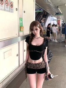 Sweet And Spicy Honey Pure Desire Print Short Top Set Low Waist Gathered Belted Shorts Two Piece Set Suuuicee ชุดสองชิ้น