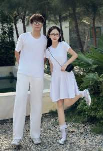 Set đồ đôi thun cổ tròn tay ngắn màu đen trắng váy nữ xếp ly dáng xòe