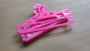 1 Lusin Gantungan Baju Anak Pink 29 Cm - Hanger Plastik Display Pakaian HP - Isi 12 pcs