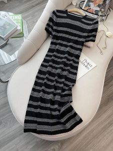 ชุดเดรสยาวทรงเอคอตั้งลายทางสีพื้นถักทรงเข้ารูปสำหรับฤดูร้อนปี 2025 ชุดเดรสยาวคลุมเข่าสไตล์สตรีทแฟชั่นสำหรับผู้หญิง