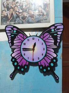 Jam Dinding Aesthetic Karakter But ter Fly