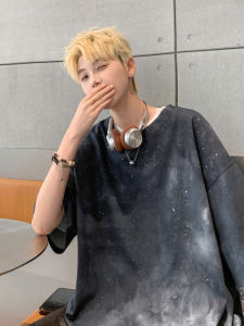 เสื้อยืดแขนสั้นผ้าฝ้ายผสมสำหรับผู้ชายในช่วงฤดูร้อน ดีไซน์เก๋ไก๋ แขนสั้นแบบอินเทรนด์ ความยาวปกติ เสื้อยืดคอกลม