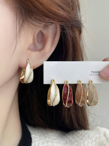 Unique Small Autumn Winter Hit Womens Earrings High-End Feeling Atmosphere Ear Snap 2025 New Trend Small Audience Design Ear Jewelry