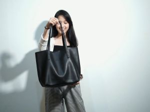 Totebag Wanita Kulit Hitam (Lucia by Mosca)