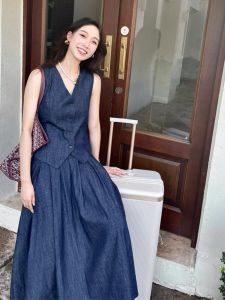 ชุดเดนิมผ้าฝ้ายป่านหรูหราสําหรับผู้หญิงชุดฤดูร้อนที่ทันสมัยพร้อมเสื้อกล้ามคอวีและกระโปรงครึ่งตัว