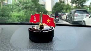 Máy khuếch tán nước hoa ô tô cờ Việt Nam xoay in hình Bác chạy năng lượng mặt trời trang trí xe hơi