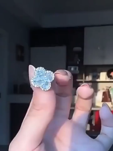 Anting Tusuk Kristal Bunga Empat Daun Cantik Dan Elegan Anting Fashion Wanita