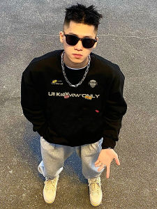 เสื้อยืดคอกลมแขนยาวผู้ชายทรงหลวมพิมพ์ลายตัวอักษรแฟชั่นฤดูใบไม้ร่วง สไตล์สตรีทอเมริกัน ผ้าฝ้ายแท้ เสื้อผ้าทำงานแบบลำลอง