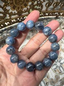 Vòng tay hạt đá Saphire nước sz 14 li (đá Kyanite tối vân mây) tông màu xanh Denim xám khói tự nhiên mang phong cách tranh thuỷ mặc cá tính. Hàng si nhật