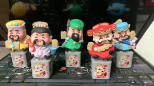 Móc Khóa Thần Tài Ngũ Lộ Mini Có Nhạc Đèn – Decor Bàn Phím Bàn Học Dễ Thương