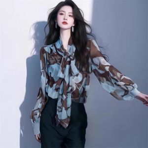 เสื้อเชิ้ตผ้าชีฟองสีน้ำเงินพิมพ์ลายสไตล์ย้อนยุคสำหรับผู้หญิง แขนยาวป้องกันแสงแดด ทรงหลวม คอวี แขนยาว ทรงหลวม